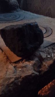 Большой кусок угля стоит на чугунной плите Печи Обогр?