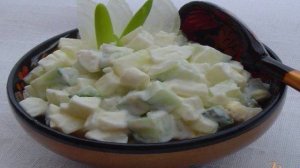 Салат из огурца,лука и яиц