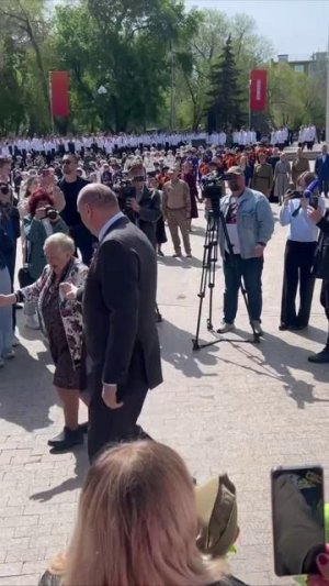 Врио губернатора Евгений Солнцев станцевал с пожилой оренбурженкой на акции «Вальс Победы»