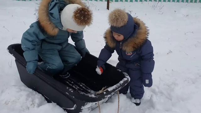 Помогаем бабуле с дедулей убирать снежок!!!