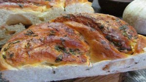 Пирог с сыром соусом для пиццы и зеленью