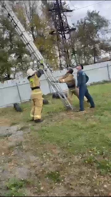Ужасное падение пожарного😱#shorts#fireman#мчсросси#шок смотреть онлайн