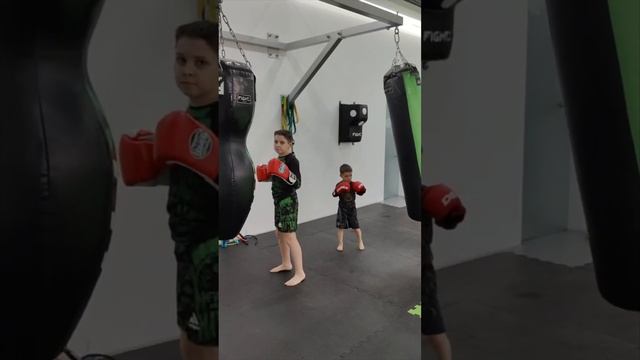 РАБОТАЕМ НА БОКСЕРСКОМ МЕШКЕ