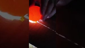 Одна сторона яиц тупая должна быть и там воздушная камера,другая чуть острее у куриц,упетухов подли