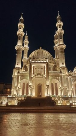 Гейдар мечеть в Баку в вечернее время.