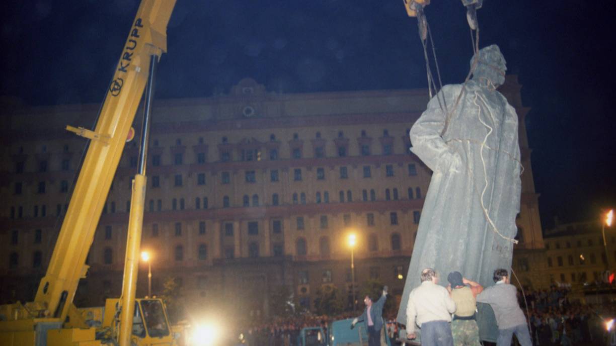 Памятники сносят в Украине и Европе и рания в России.