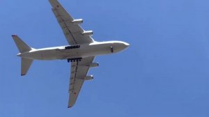АН 124 Руслан идёт на посадку.