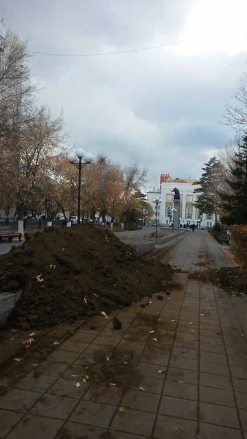 Вот сколько почвы завезли, чтобы засыпать газонные со?