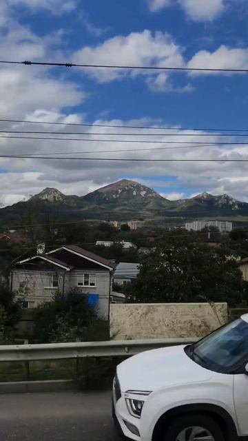 Еду на трамвае и любуюсь красотой горы Бештау в Пятигорске смотреть онлайн