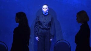 Девушка пела в церковном хоре.