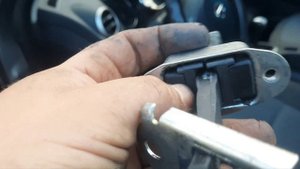 Как поменять ограничители на дверях Nissan Qashqai +2 .