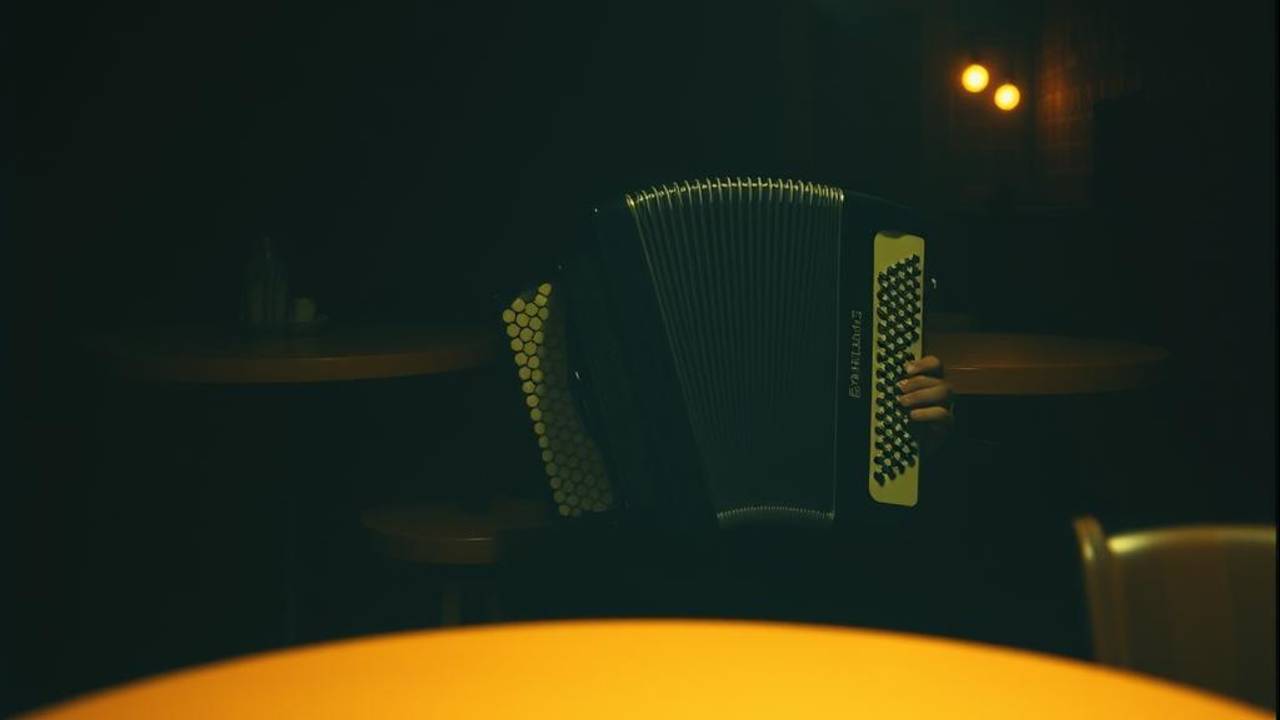 Сергей Есенин – Снова пьют здесь, смеются и плачут смотреть онлайн