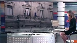 ведущия забыла что сидит за прозрачным столом