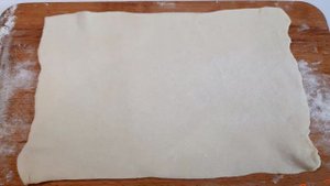 Слоеные пирожки с клубникой