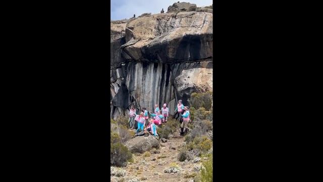 Фрагменты фотосессии группы Клуба 7 Вершин SuperGirls в районе скал Зебра Рокс на Килиманджаро смотреть онлайн