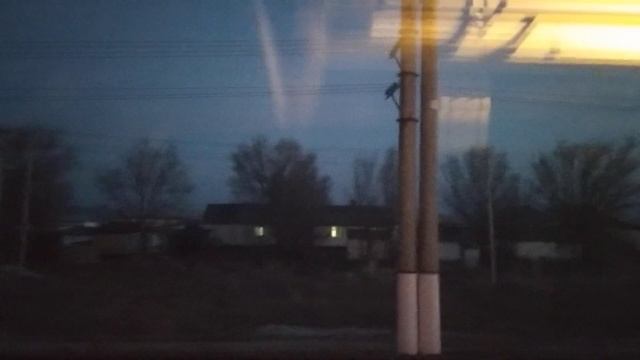 Поезд стоит на этой станции до сих пор, хотя уже стемне смотреть онлайн