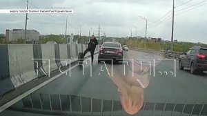 Вратарь футбольной команды ударом ноги защитил автомобили от мчавшего под уклон колеса, слетевшего с