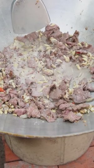 Жарка говядины с муравьем-ткачом и осой Приготовление говядины с насекомыми