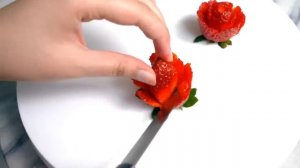 Роза из клубники