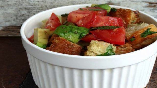Салат с авокадо и гренками