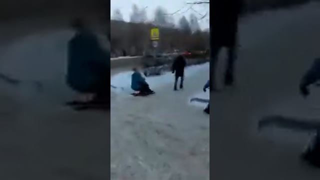 Бабушка жанна на санках с инессрй.