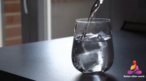 Звук наливания воды в стакан