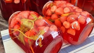 Просто заливаю кипятком. Закрываю по 50 банок. Невероятно вкусный МОХИТО КЛУБНИЧНЫЙ.
