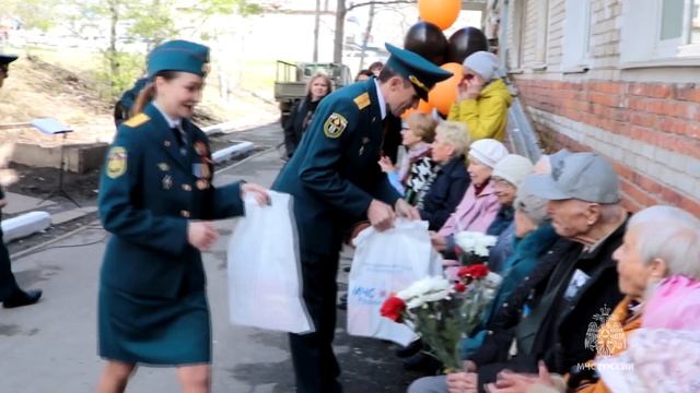 Праздничные концерты во дворах ветеранов прошли в Хабаровске
