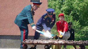 В десятках регионов страны на 80 мемориалах одновременно зажегся Вечный огонь