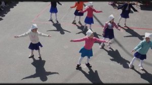 С портретами в руках