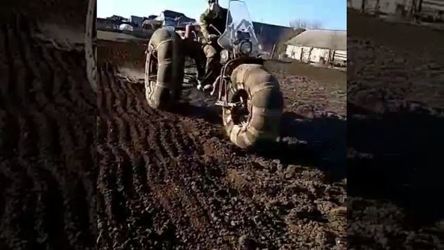каракат ,обработка земли бороной весной 😅 смотреть онлайн
