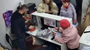 «Где здесь грязь?! Ты меня щас здесь доведёшь до инфаркта!». 

Во Владивостоке пенсионерки устроили