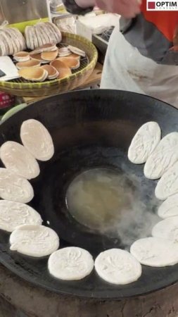 Китайский завтрак: оладьи с 油条 (yóutiáo) - "масляными палочки" во фритюре! #китай #уличнаяеда