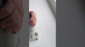 Установка вентиляционной решетки в подоконник