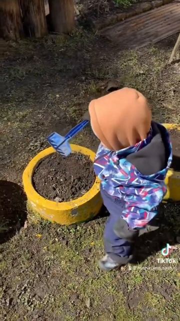 Помогает прабабушке и прадедушке в огороде 😁 смотреть онлайн