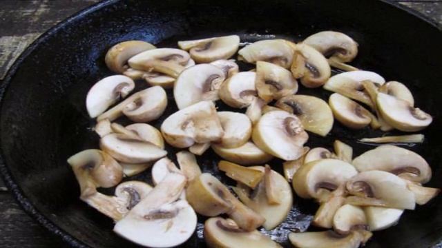 Салат из гречки с помидором и грибами