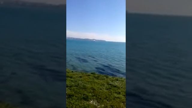 Самолет - амфибия производит посадку на воду