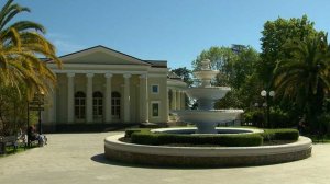 Парки и скверы Сочи готовят к летнему сезону