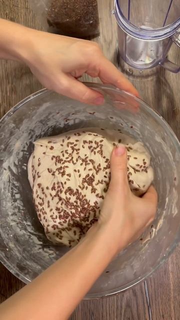 Складывание теста для хлеба с семенами льна @vkusvill_ru смотреть онлайн