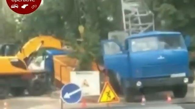 На Шелом-Алейхема грузовик провалился под асфальт смотреть онлайн