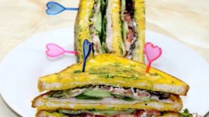 Яичные тосты с овощами и беконом