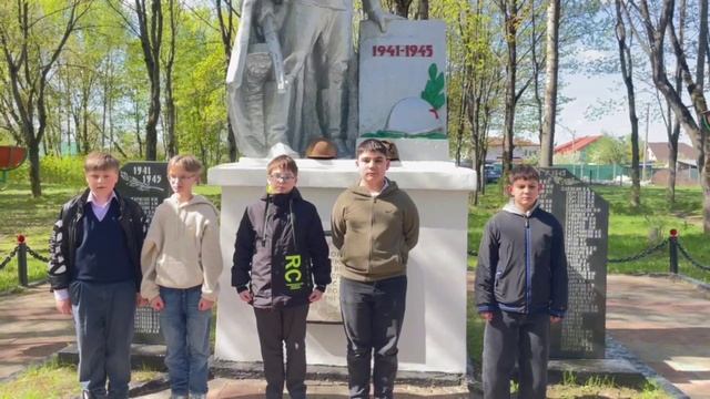 Стихотворение о войне читают ученики 6Г класса МБОУ Новобытовской