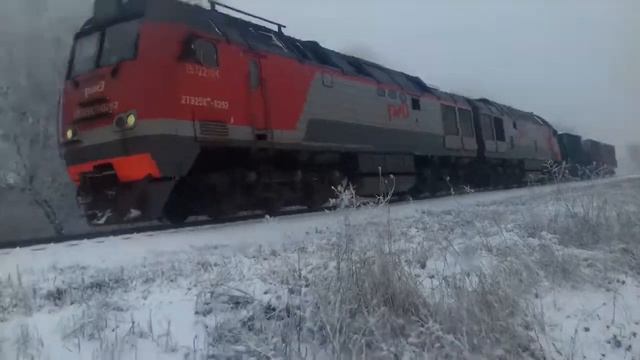 тепловоз 2ТЭ25КМ-0262 с 3-мя цементовозоми с перегоном Палагиада-Ставрополь и приветливая бригада.