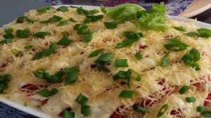 Слоёный салат из куриного филе с салатными листьями и сыром