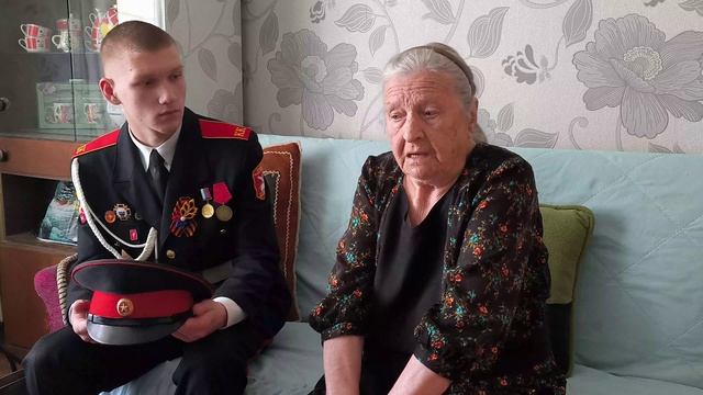 Нас спасла воля к жизни: 91-летняя блокадница учит донецких кадетов не сдаваться