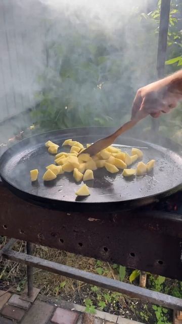 Fried potatoes with bacon on the grill | Жареная картошка с беконом на м?