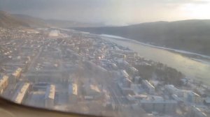 Посадка на Ан-26 в Бодайбо, заход через город. Вид из каб