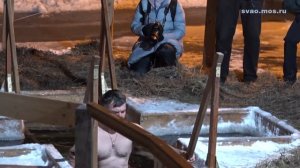 На Крещение в Останкинском пруду освятили прорубь