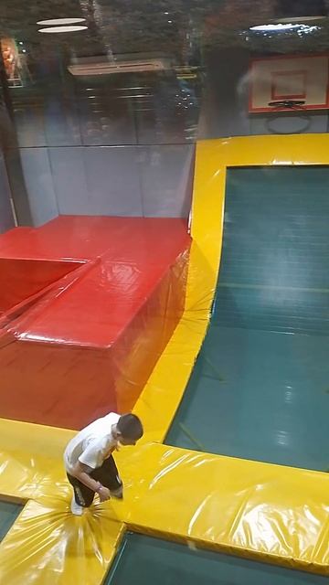 прыжок на батуте смотреть онлайн