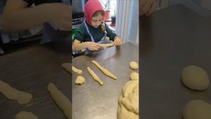 Монахини Серафимо-Дивеевского монастыря пекут жаворо